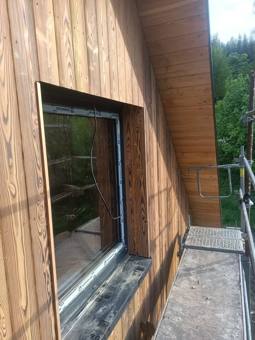 Detail fasády z opalovaného modřínu